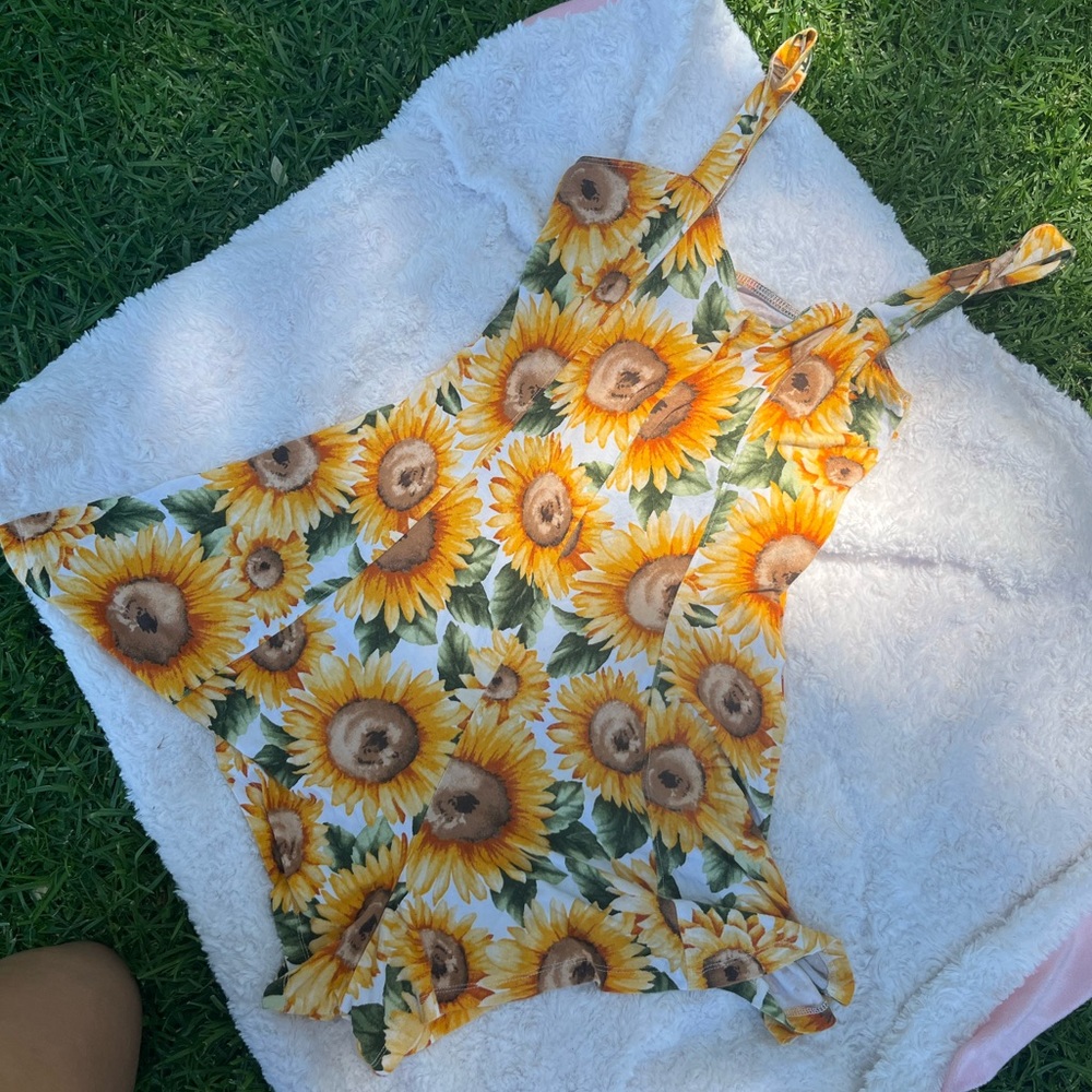 Forever 21 Sunflower spring strap romper 🌻💛